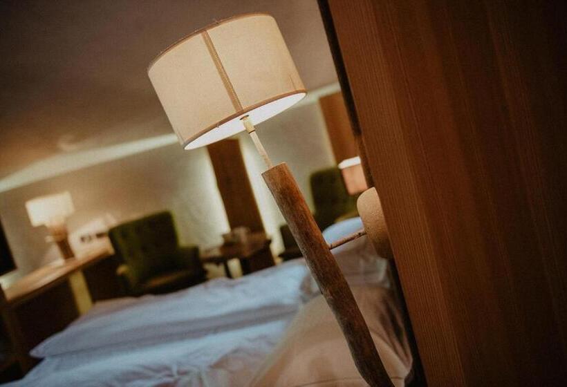 جناح ديلوكس, Larice