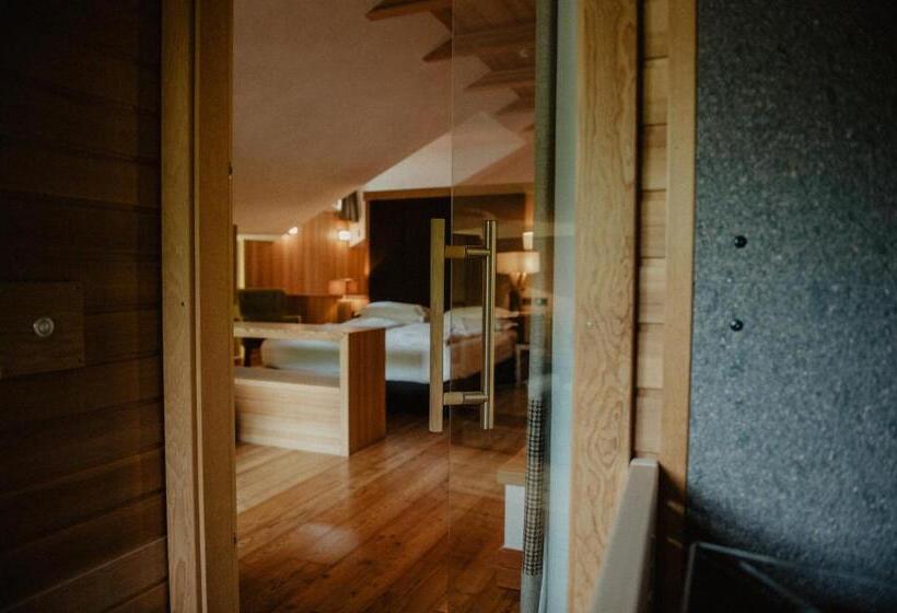 جناح ديلوكس, Larice