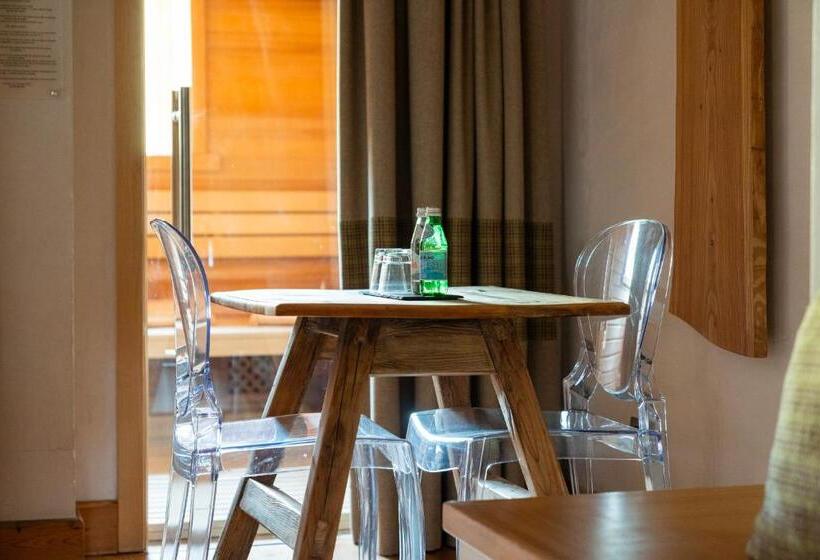 جناح جونيور, Larice