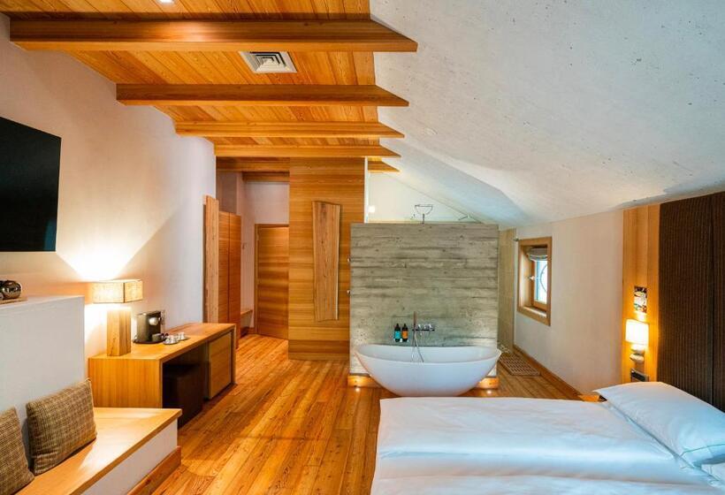 جناح جونيور, Larice