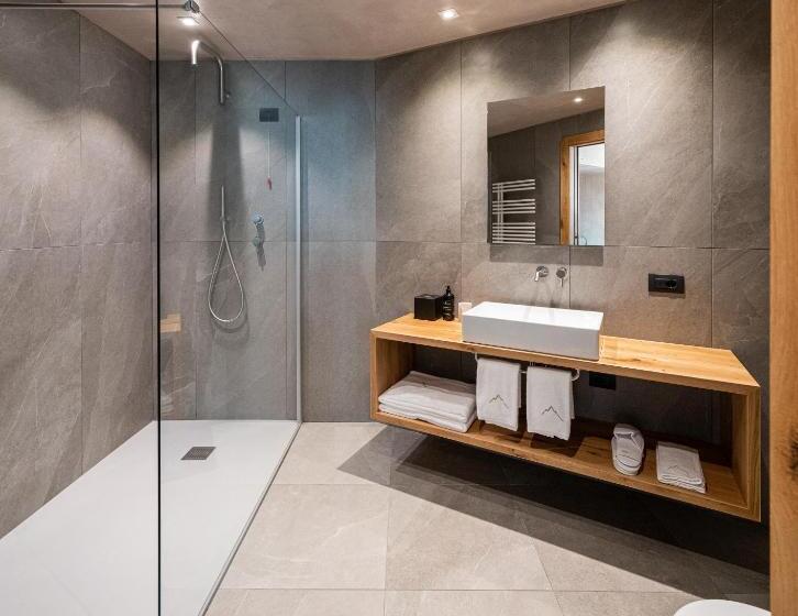 غرفة قياسية بالطابق الأرضى, Larice