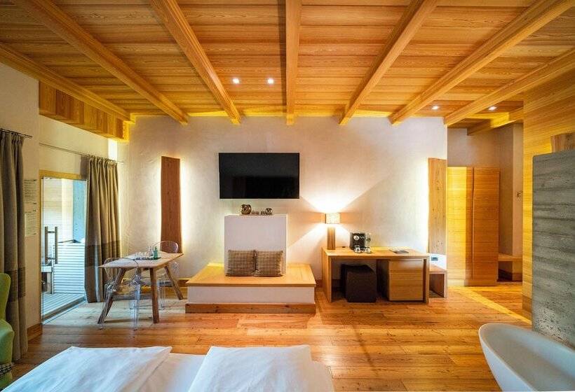 جناح جونيور, Larice