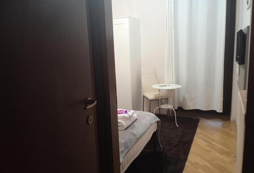 اتاق استاندارد یک تخته با بالکن, Megaride Guest House