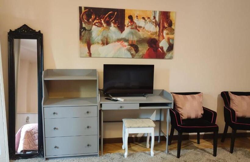 اتاق راحتی سه تخته, Megaride Guest House