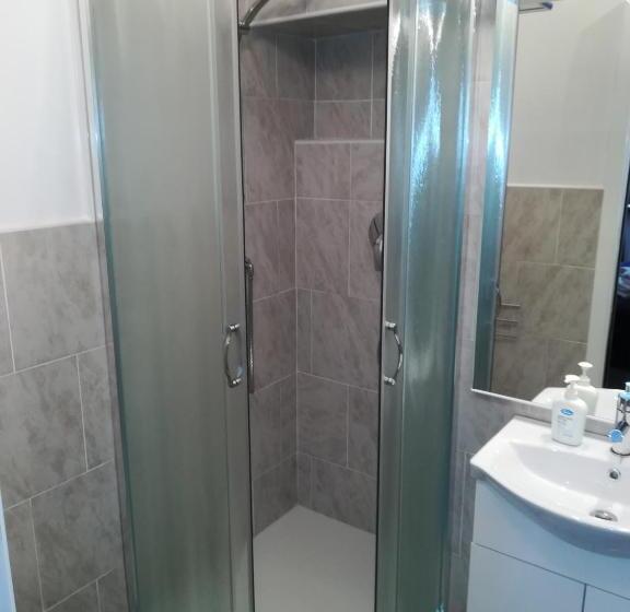 اتاق راحتی سه تخته, Megaride Guest House