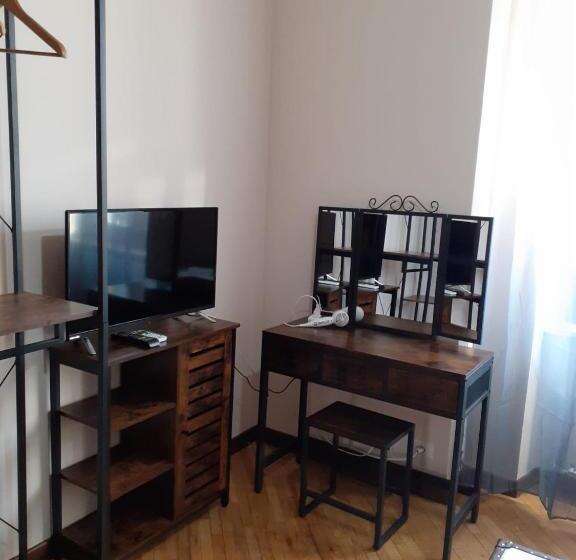 اتاق خانوادگی, Megaride Guest House