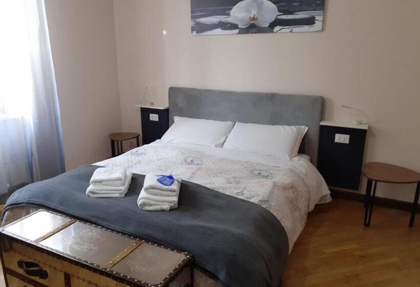 اتاق خانوادگی, Megaride Guest House