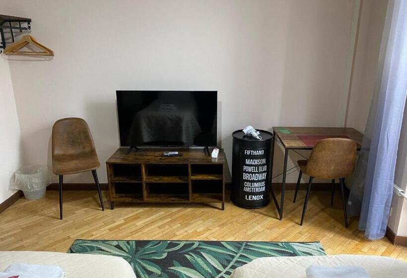 اتاق خانوادگی, Megaride Guest House