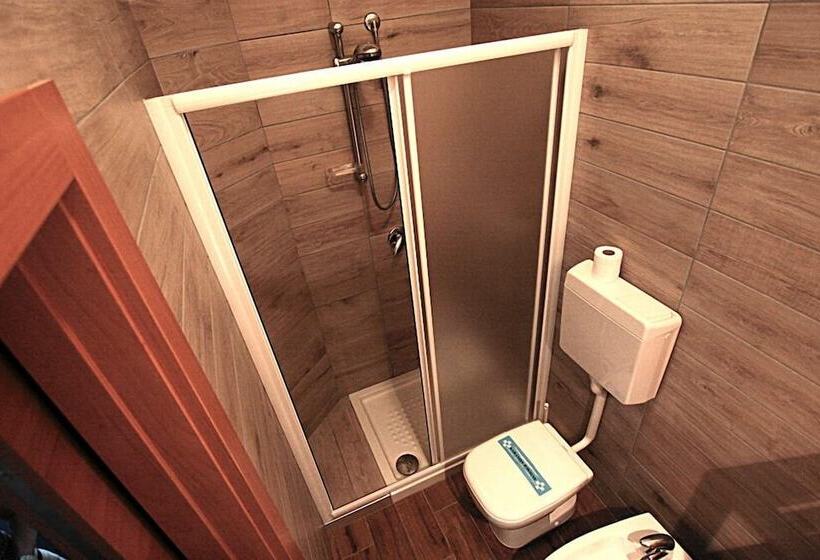 اتاق استاندارد سه نفره, Sayonara