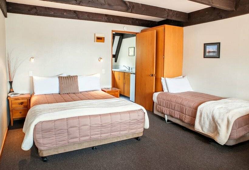 إستوديو قياسى, Castles Motel And Driftwood Motel