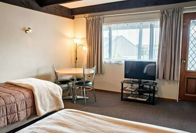 Standard-studio, Castles Motel & Driftwood Motel
