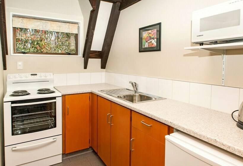 إستوديو قياسى, Castles Motel And Driftwood Motel