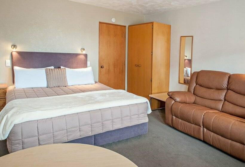 استوديو إدارى, Castles Motel And Driftwood Motel