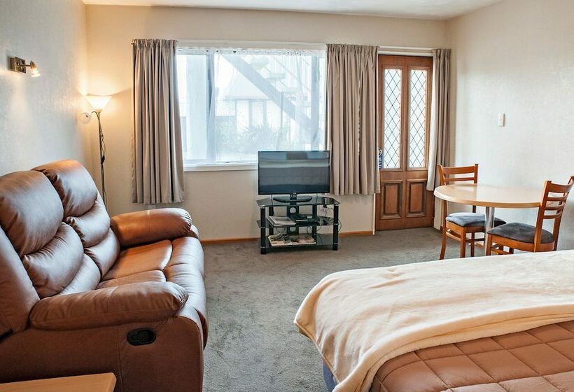 استوديو إدارى, Castles Motel And Driftwood Motel