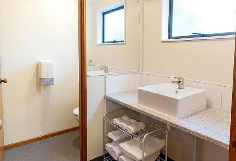 إستوديو قياسى, Castles Motel And Driftwood Motel