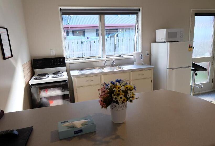 غرفة عائلية مطلّة علي الحديقة, Castles Motel And Driftwood Motel