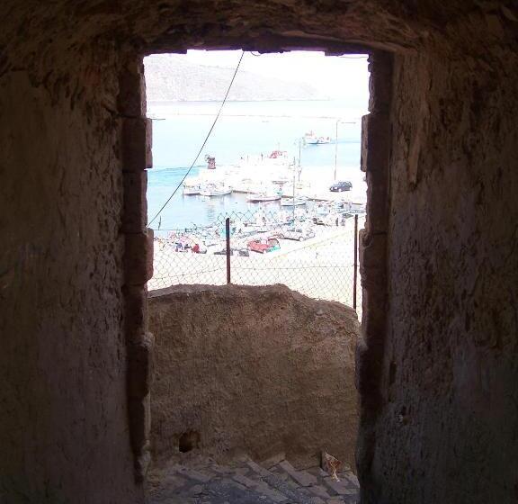 اتاق استاندارد سه نفره, Case D'anna