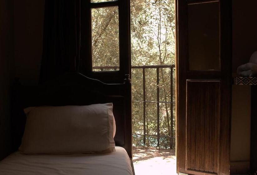 اتاق استاندارد چهار تخته, Le Coq Hardi