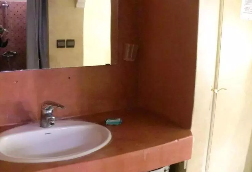 Economy Triple Room, Le Coq Hardi