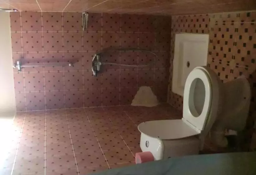 Economy Triple Room, Le Coq Hardi
