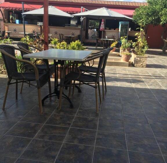 Economy Triple Room, Le Coq Hardi