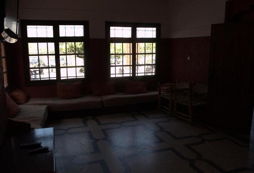 Economy Triple Room, Le Coq Hardi