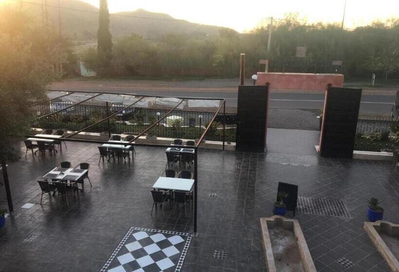 اتاق اکونومی, Le Coq Hardi