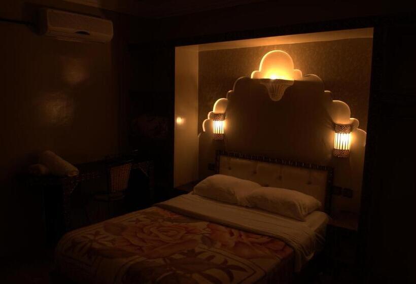 اتاق اکونومی, Le Coq Hardi