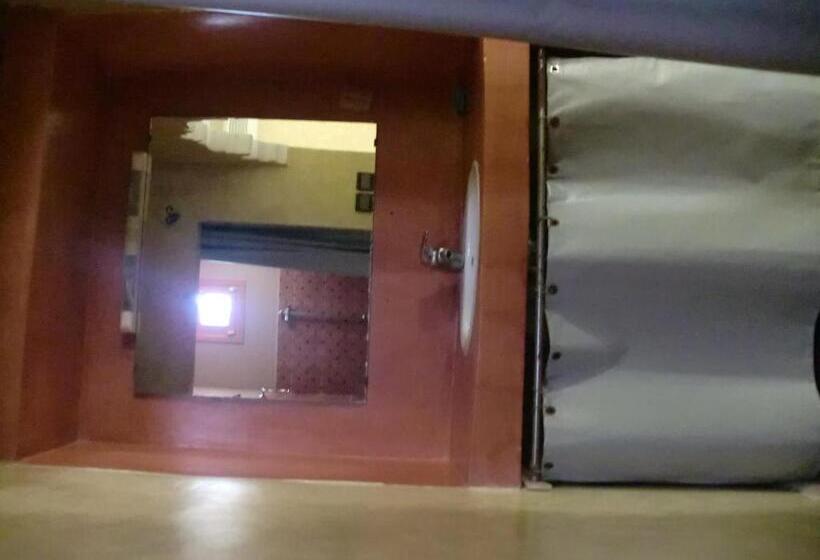 اتاق چهار تخته با دستشویی مشترک, Le Coq Hardi