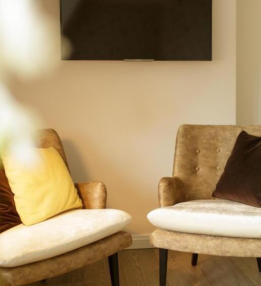 جناح ديلوكس, Aarnhoog