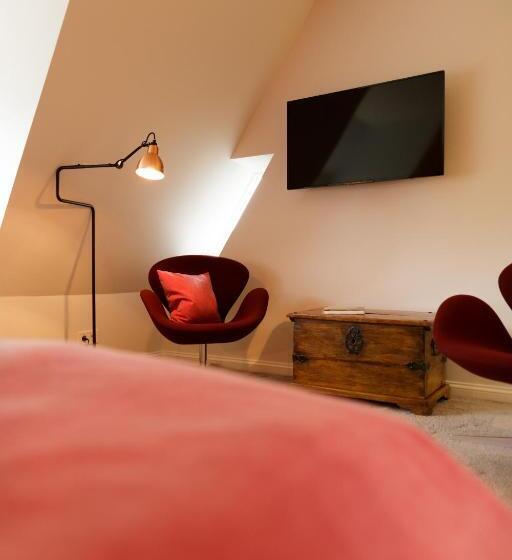 غرفة قياسية مطلّة علي الحديقة, Aarnhoog