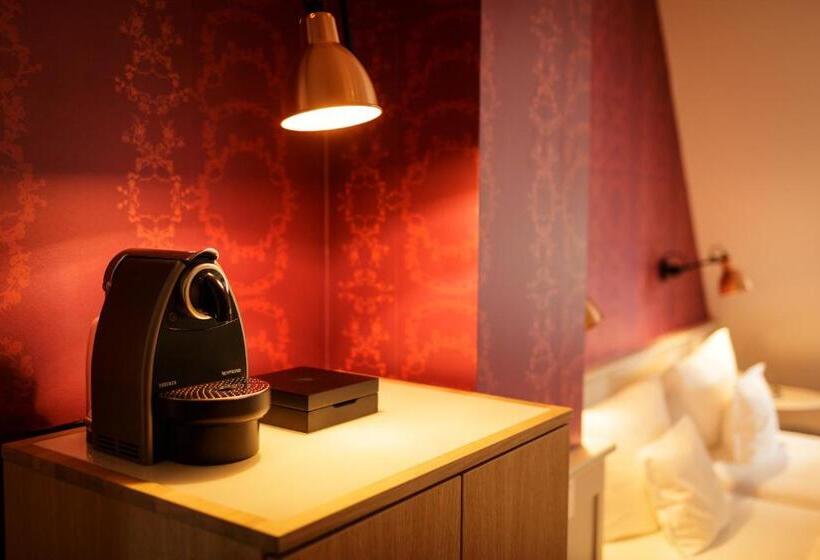 غرفة قياسية مطلّة علي الحديقة, Aarnhoog