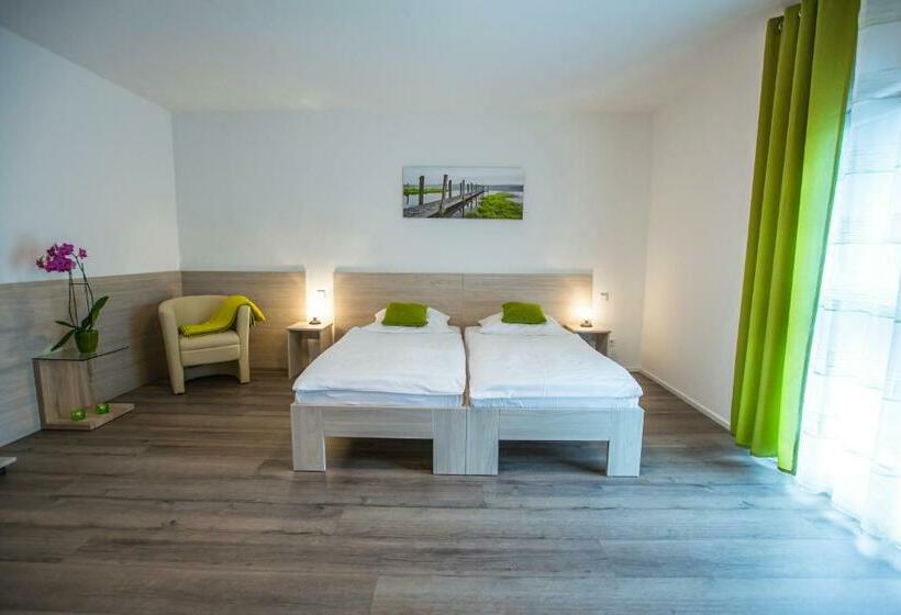 Номер Стандарт, Anna Hilden