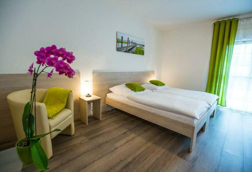 Номер Стандарт, Anna Hilden