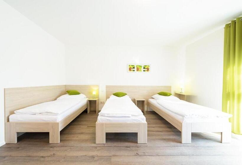 Семейный Номер, Anna Hilden