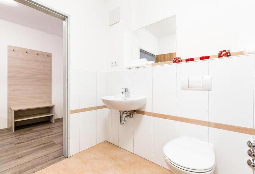 Семейный Номер, Anna Hilden