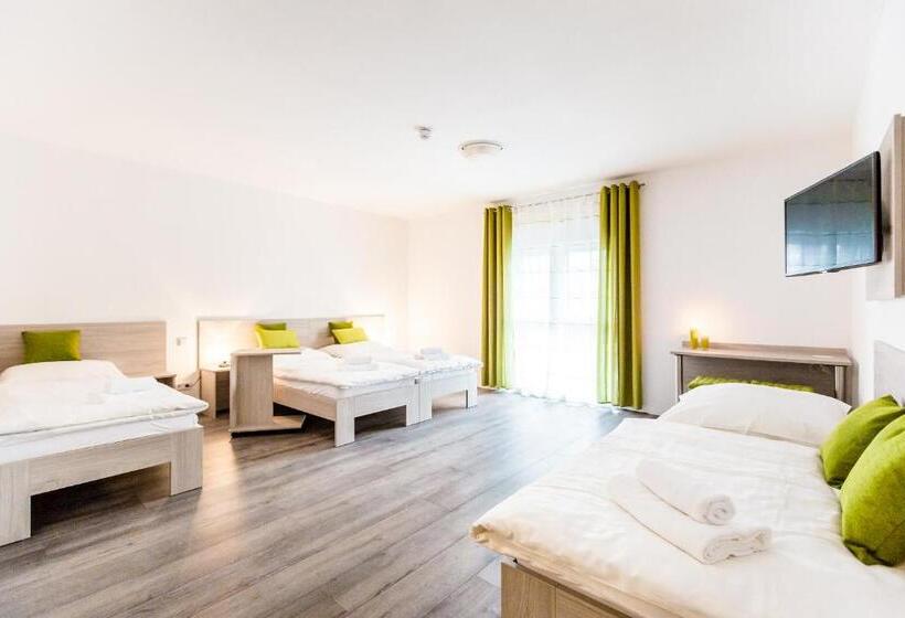 Семейный Номер, Anna Hilden