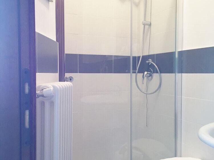 غرفة قياسية ثلاثية, Villa San Fedele