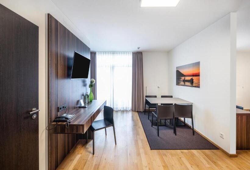 إستوديو سوبيريور, Sevendays Hotel Boardinghouse