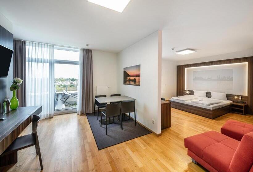 إستوديو سوبيريور, Sevendays Hotel Boardinghouse