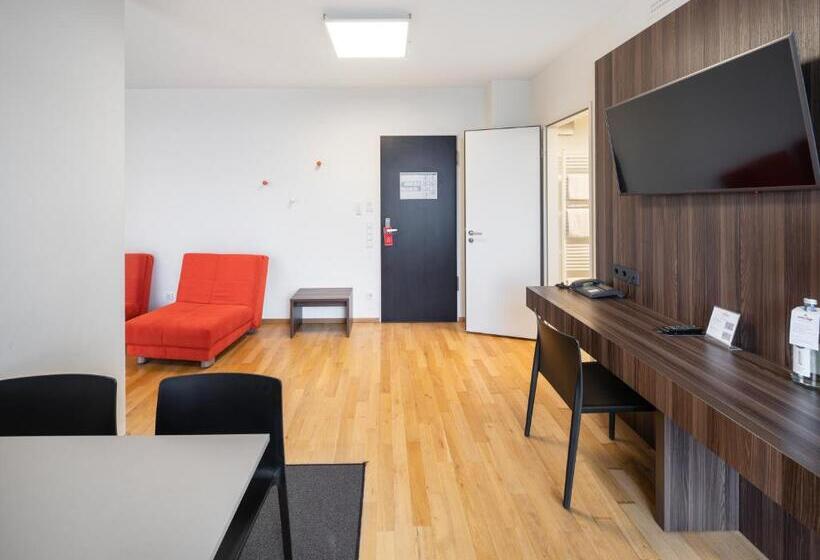 إستوديو سوبيريور, Sevendays Hotel Boardinghouse