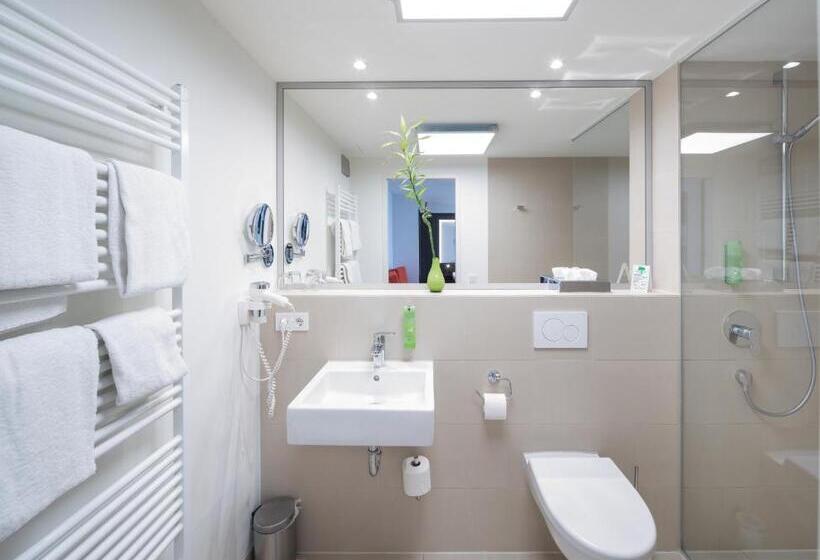 إستوديو سوبيريور, Sevendays Hotel Boardinghouse