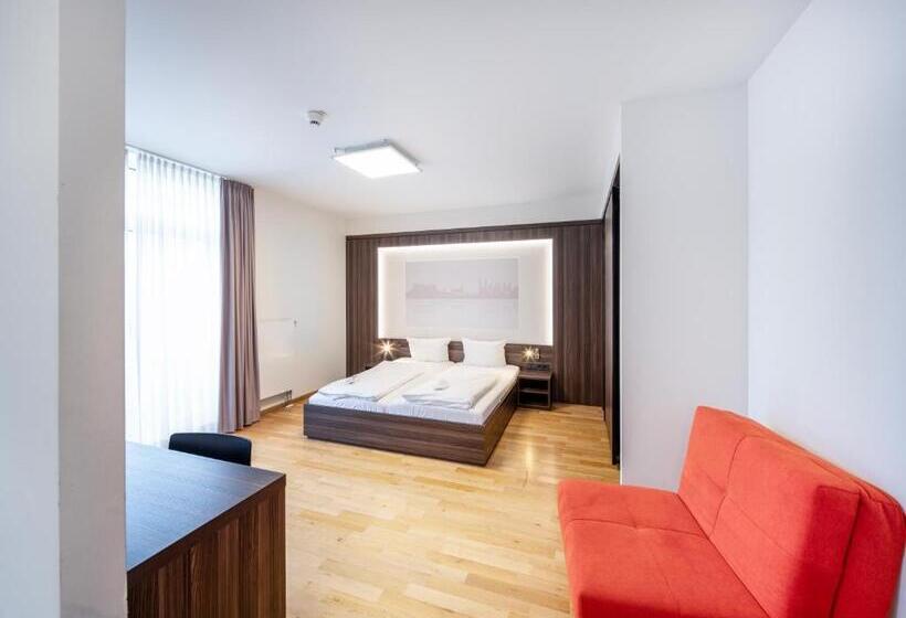 إستوديو سوبيريور, Sevendays Hotel Boardinghouse