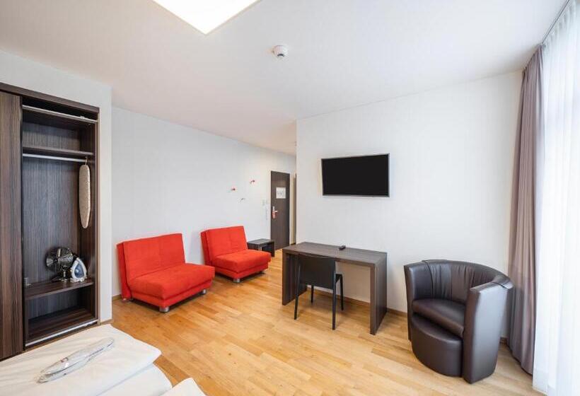 إستوديو سوبيريور, Sevendays Hotel Boardinghouse