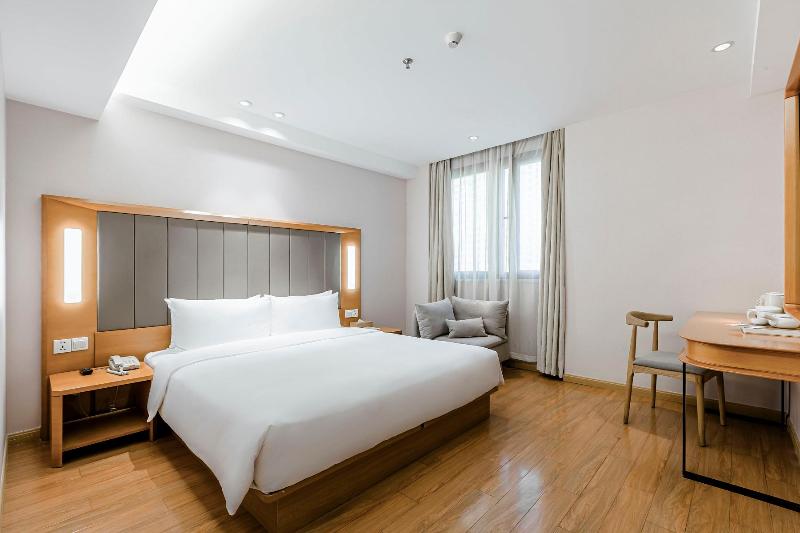 Superior Oda, Ji  Shanghai Railway Station