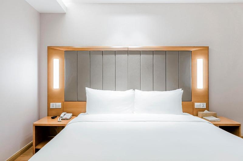 Superior Oda, Ji  Shanghai Railway Station