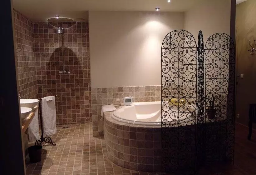 Comfort-huone, Charmehotel Manoir Ogygia