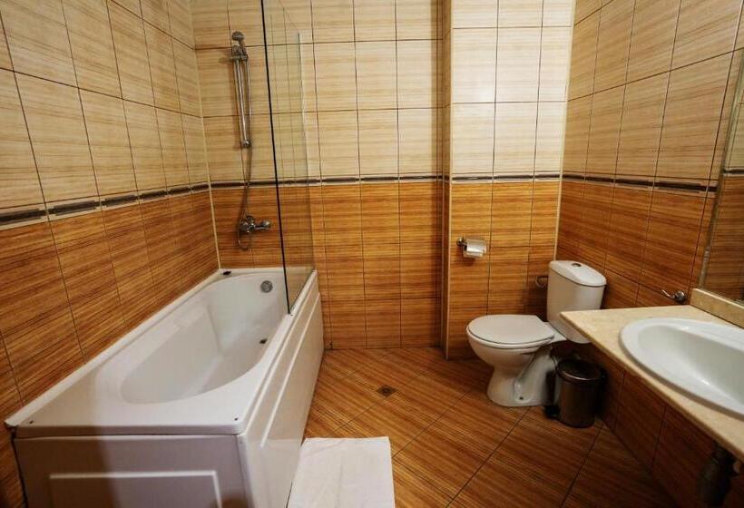 标准单人间, Bats