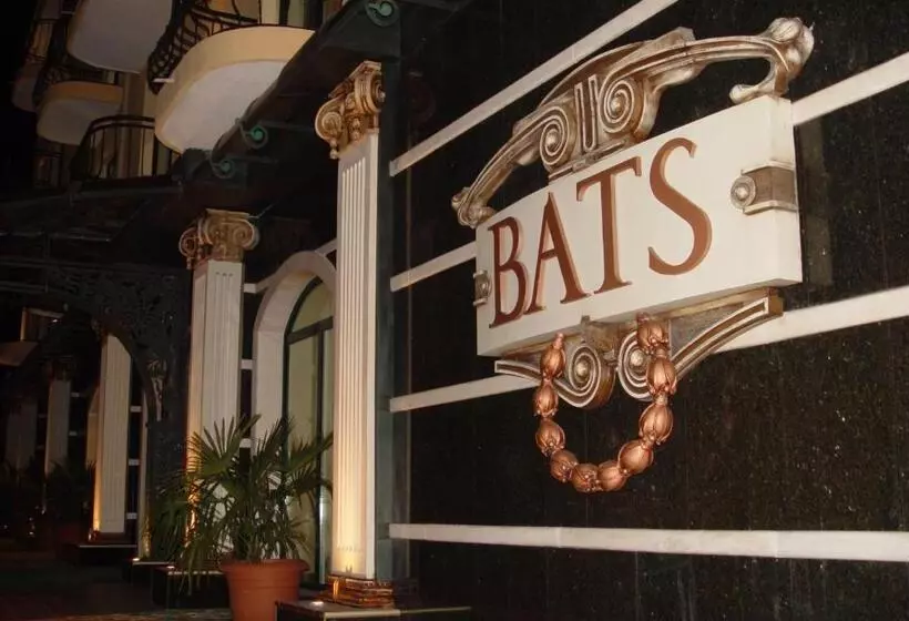 Camera Tripla Basic, Bats