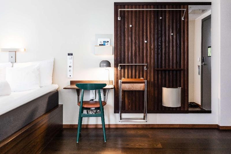 חדר משפחתי, Best Western And